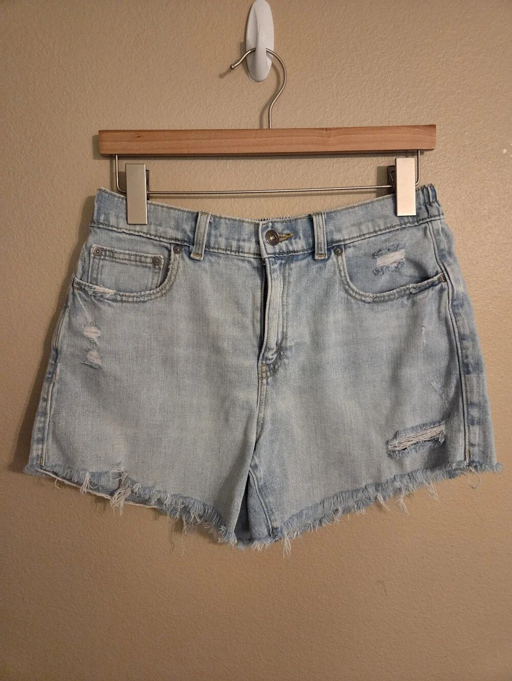 AERIE Daydream Lightwash Blue Distressed Raw Hem Elastic Waist Denim Shorts SZ M